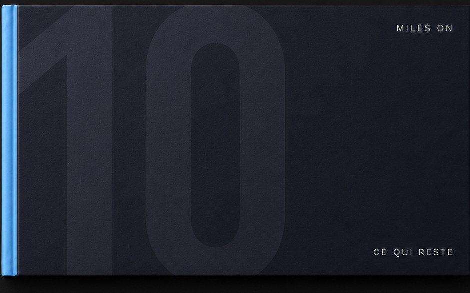 Album 10 KM — Miles On, couverture marine, tranche bleu ciel